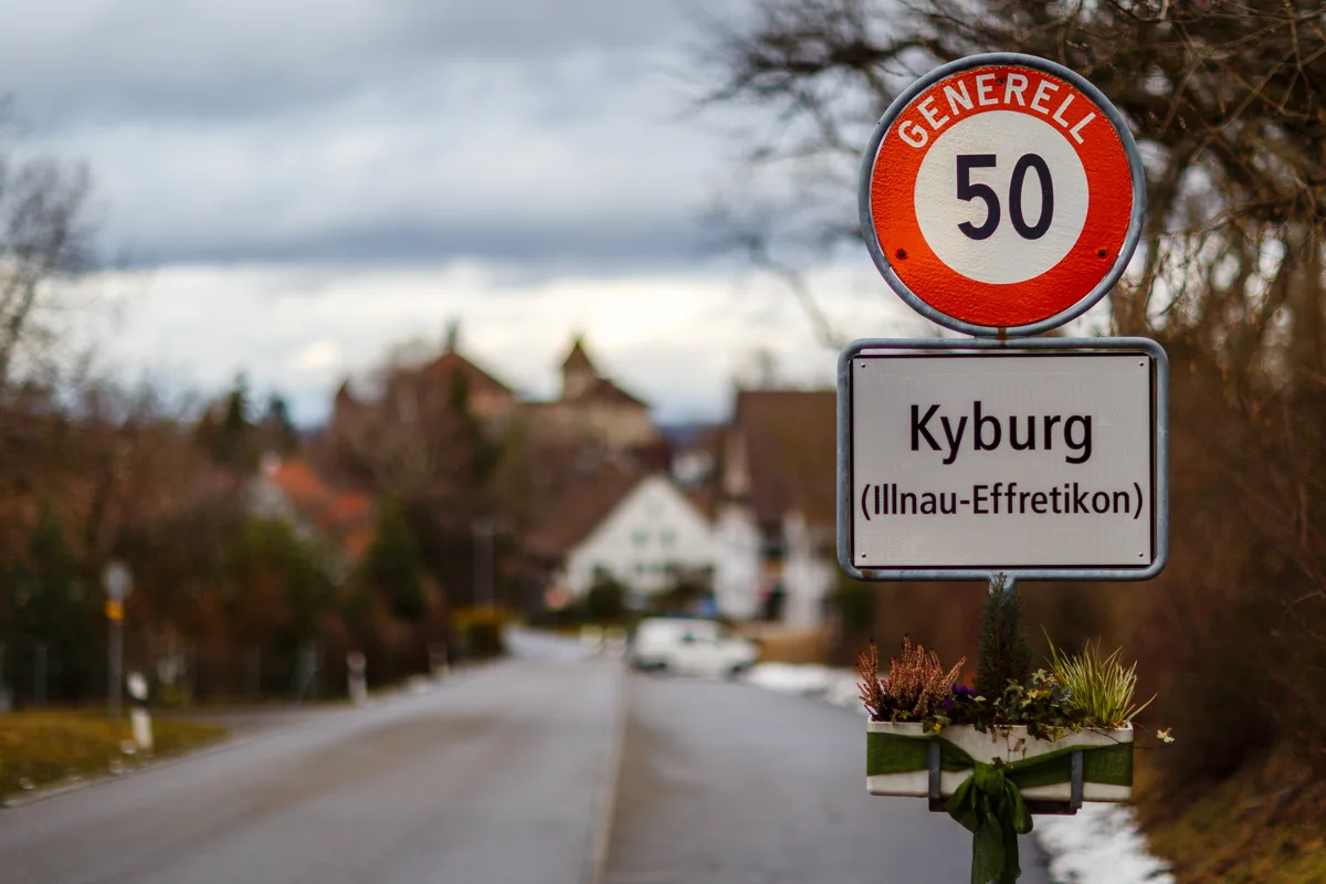 Die letzte Fusion im Bezirk Pfäffikon war der Zusammenschluss von Illnau-Effretikon mit Kyburg per Anfang 2016. (Archiv) Man sieht das Ortsschild von Kyburg mit dem Zusatz (Illnau-Effretikon).